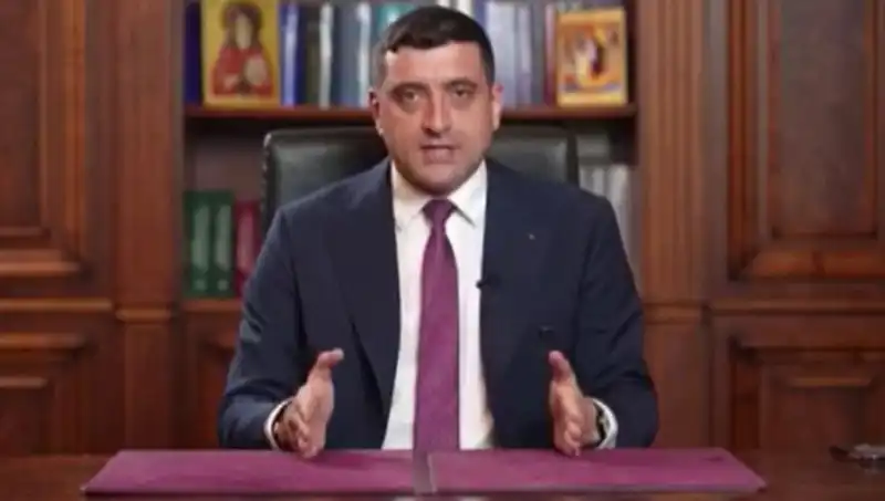 Romanya'da Aşırı Sağcı Aday Seçimlerin İlk Turunda Şaşırtıcı Bir Başarı Elde Etti