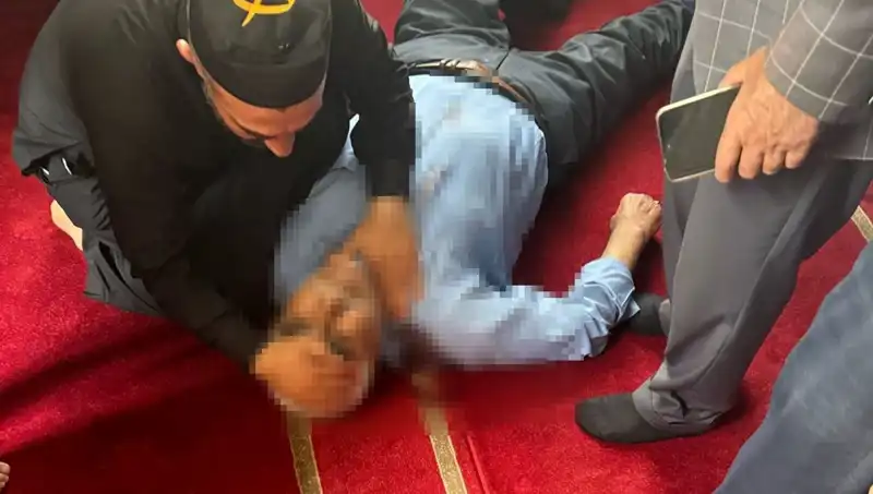 Cami İçinde Namaz Kılarken Bıçaklanan Şahıs Hayat Mücadelesi Veriyor