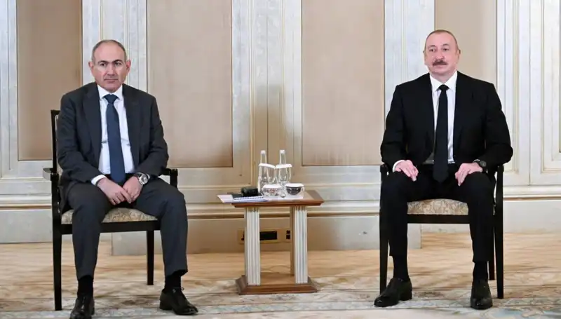 Aliyev ve Paşinyan Abu Dabi'de Tarihi Barış Görüşmesi Gerçekleştirdi