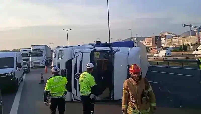 Pendik TEM Otoyolu'nda TIR Devrildi: İstanbul'a Giden Yolda Büyük Kaos
