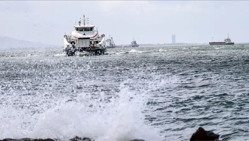 İzmir'de Fırtına Nedeniyla Vapur Seferleri İptal Edildi