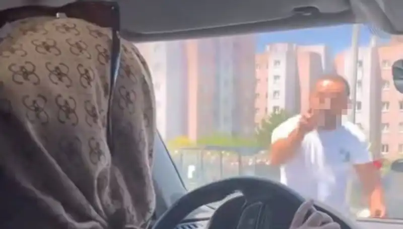 Trafikte Şok Anlar! Önü Kesilen Sürücü Sinirlerine Hakim Olamadı