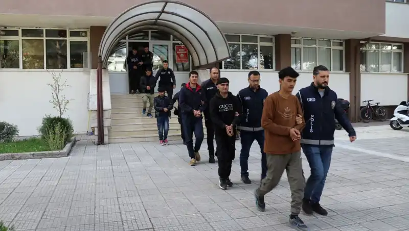 Türkiye'nin İki İlinde Düzensiz Göçmen Yakalanma Olayı: Neler Oluyor?