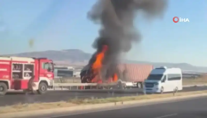 Ankara'da TIR, Trafik Kazasında Cani Kıvılcımlarla Yanarak Kül Oldu