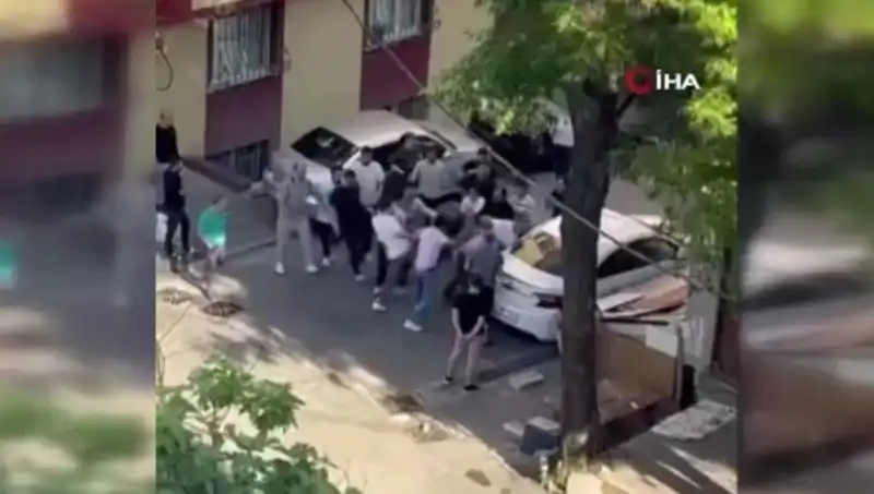 Kapıları Zorlayan Madde Bağımlısına Meydan Dayak: Şok Edici Olay!