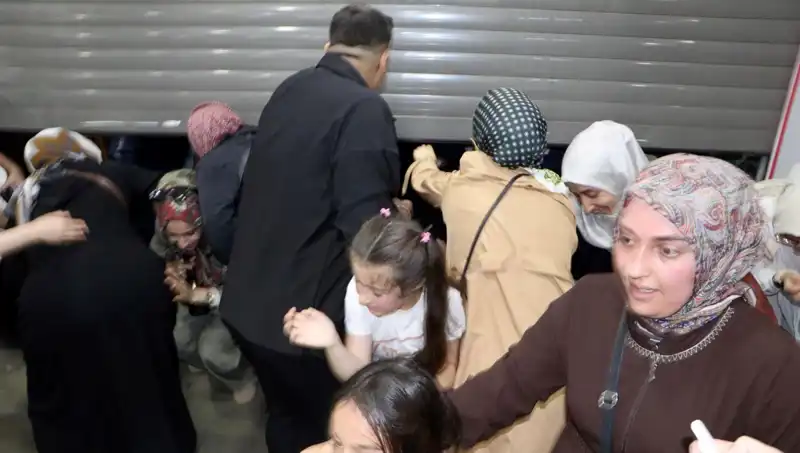 Yüzde 50 İndirim Fırsatı: Alışveriş Merkezinde İzdiham Yaşandı!
