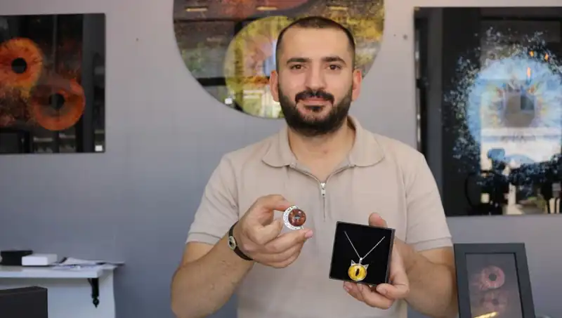 Çektiği İris Fotoğraflarını Takı ve Tabloya Dönüştüren Sanatçı: İlk Uygulayan Benim!