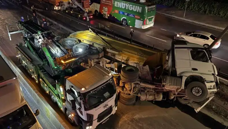 Moloz Yüklü Hafriyat Kamyonu Devrildi: Şoke Eden Kaza Detayları