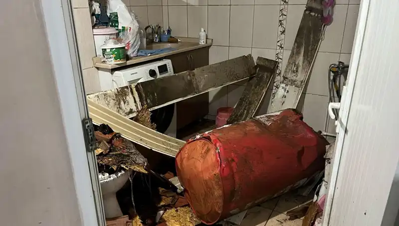 Ege Bölgesi'nde Fırtına Yağışı: Ağaçlar Devrildi, Caddeler Beyaza Büründü