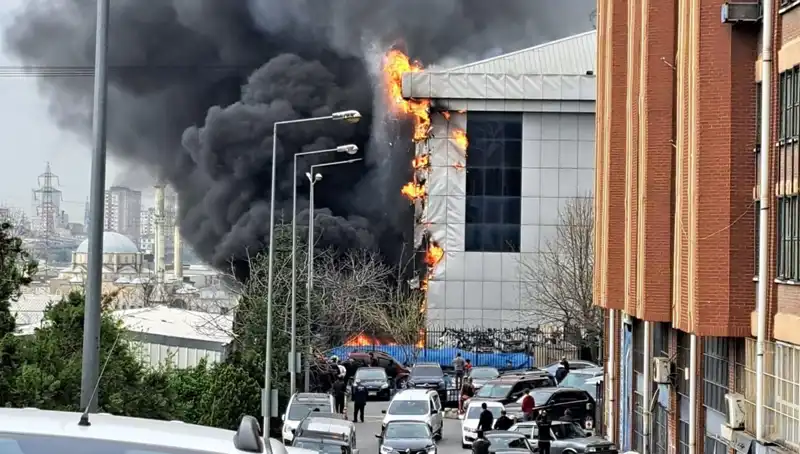 Başakşehir'de Dev Yangın: Sanayi Sitesi Alev Alev! Acil Durum Ekipleri Seferber Oldu