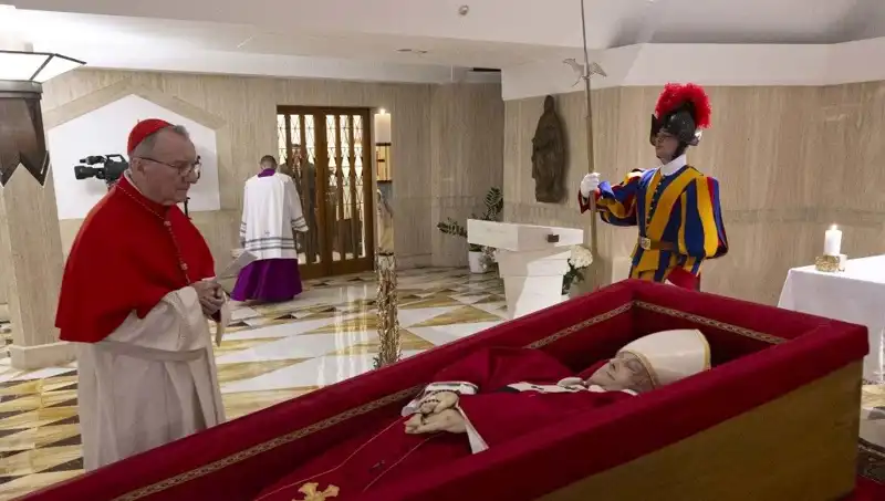 Papa'nın Tabutundaki Fotoğraflar: Duygusal Anlar ve Anlamları