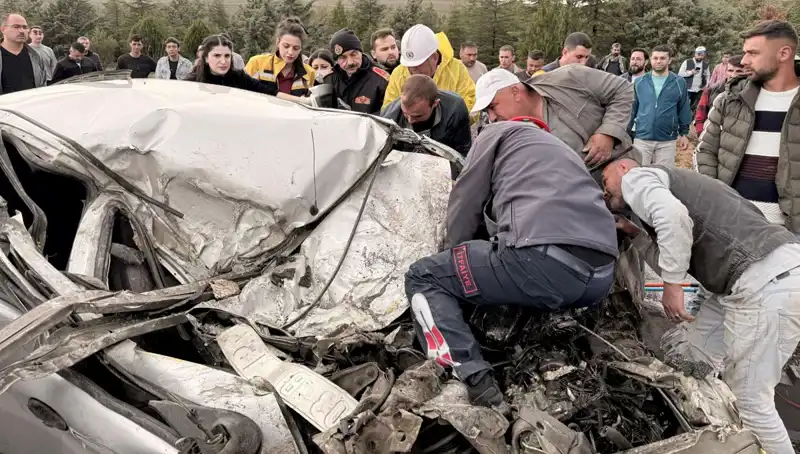 Büyüleyici Kaza: TIR ile Çarpışan Araç Kağıt Gibi Ezildi!