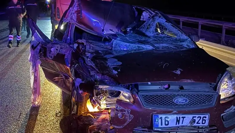 Afyonkarahisar'da Korkutan Kaza: Otomobil ve TIR Çarpıştı, 4 Yaralı