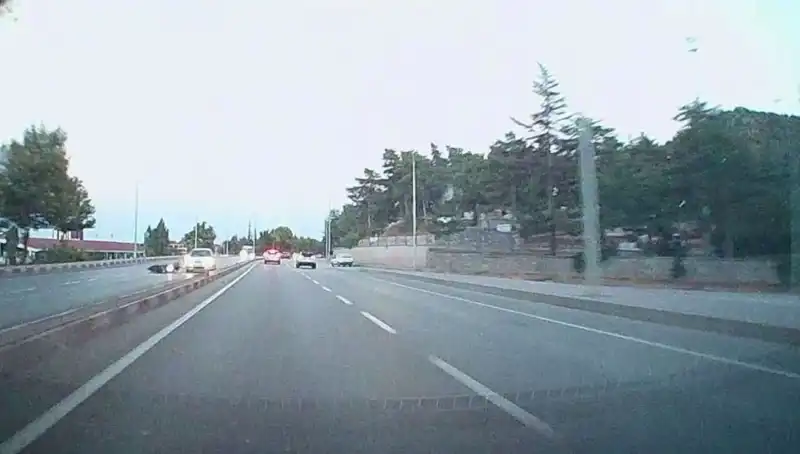 Otomobil ve Motosiklet Çarpıştı: Kaza Sonrası Yola Sıra Dışı Müdahale