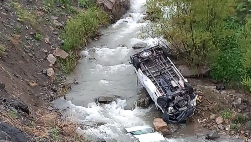 Hakkari'de Minibüs Devrildi: 2 Ölü, 3 Yaralı! Korkutan Kaza Detayları