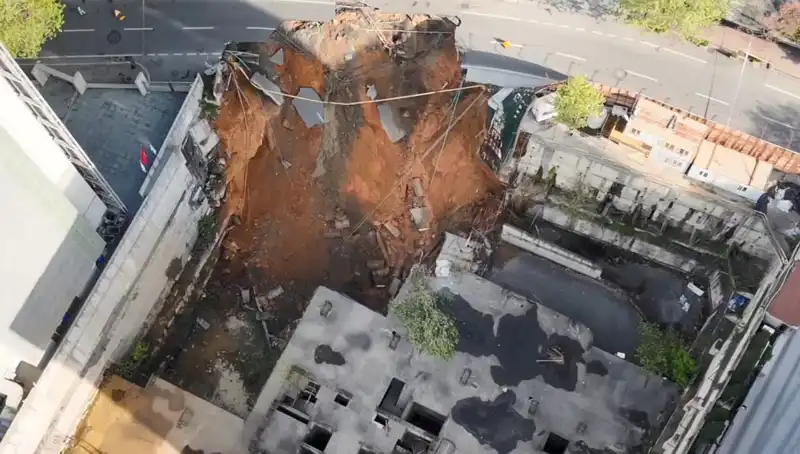 Sarıyer'de Beklenmedik Yol Çökmesi: Cadde Fırtına Gibi Kapatıldı