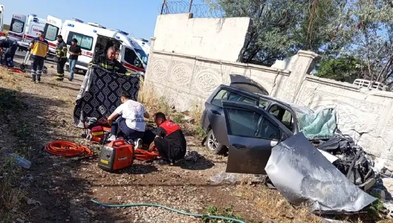Lastiği Patlayan Araç İstinat Duvarına Çarptı: Facia Sonucu 1 Ölü, 6 Yaralı