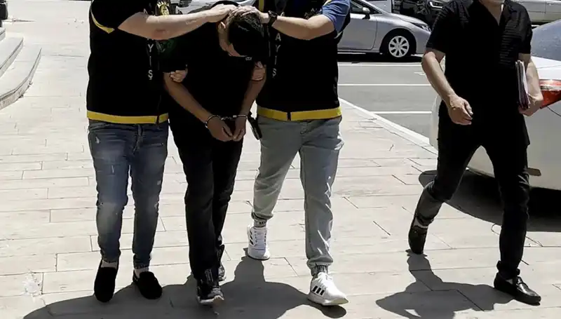 Mezarlıkta Gizli Hırsızlık: Suçüstü Yakalanan Şahıs Çevreyi Şaşkına Çevirdi