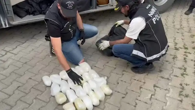 Yolcunun Valizinden 13 Kilo Metamfetamin Ele Geçirildi