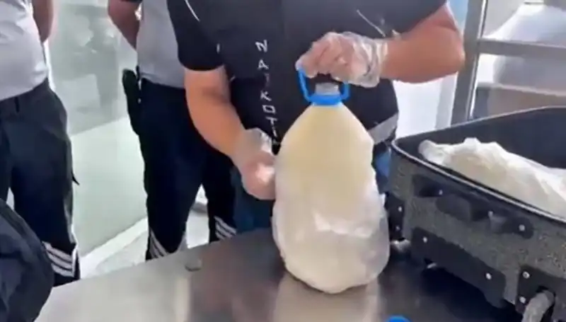 Havalimanında Şaşırtan Ele Geçirme: Süt Şişesinde Gizlenmiş 12 Kilo 800 Gram!