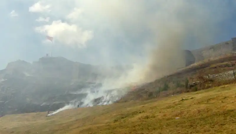 Kars Kalesi Etrafında Yangın Panik Yarattı: Anız Yangını Kontrol Altına Alındı