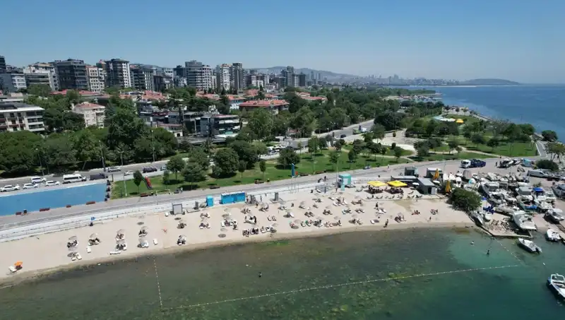 İstanbul'un Sıcak Havası Caddebostan Sahilini Canlandırdı