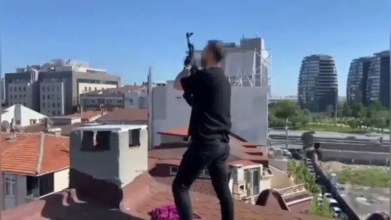İstanbul'da Şok Operasyon: Çatılarda Ne Oluyor? Bacadan AK-47 Çıktı!