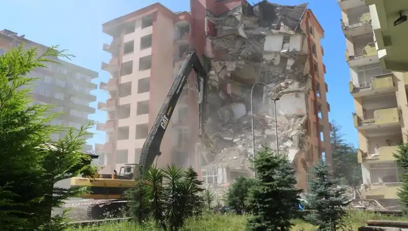 Deprem Değil, Dalgalar: İki Bina Yıkım Süreci Başladı