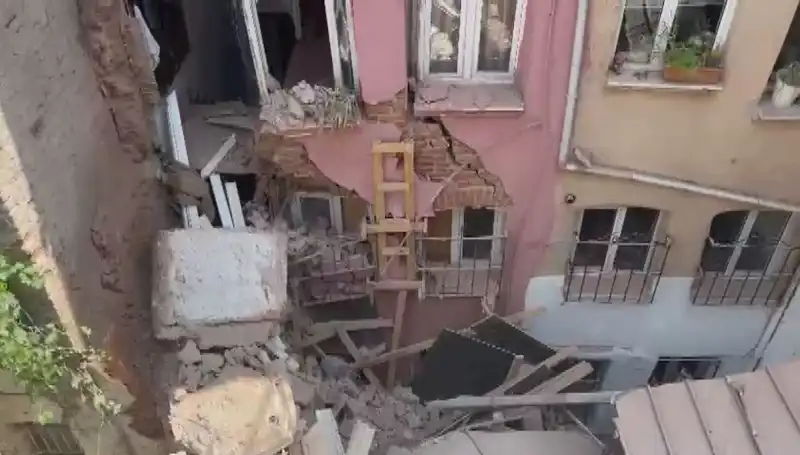 İstanbul’da Üç Katlı Binanın Balkonu Çöktü: Olay Anı ve Kurtarma Çalışmaları