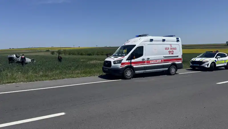 Edirne'deki Kaza: Devrilen Otomobilin İçindeki Çift Yaralandı