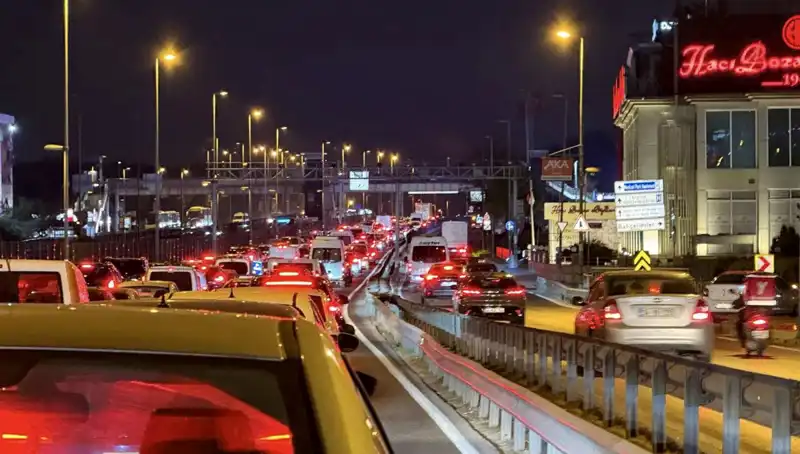 Yenibosna Metrobüs Yaya Üst Geçidinde Dönüşüm Başladı!