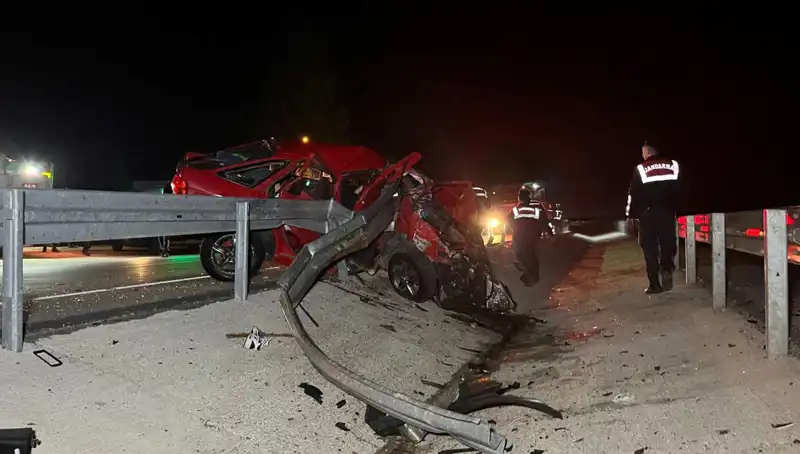 Bariyerlere Çarpan Otomobilin Korkunç Kazası: 2 Hayat Kaybı