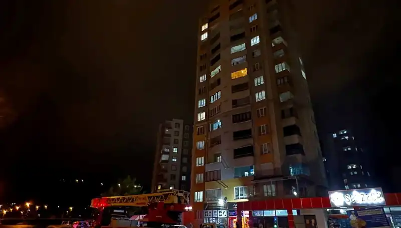 Apartmanın Çatısına Yıldırım Düştü: Şaşkınlık Yaratan Olay