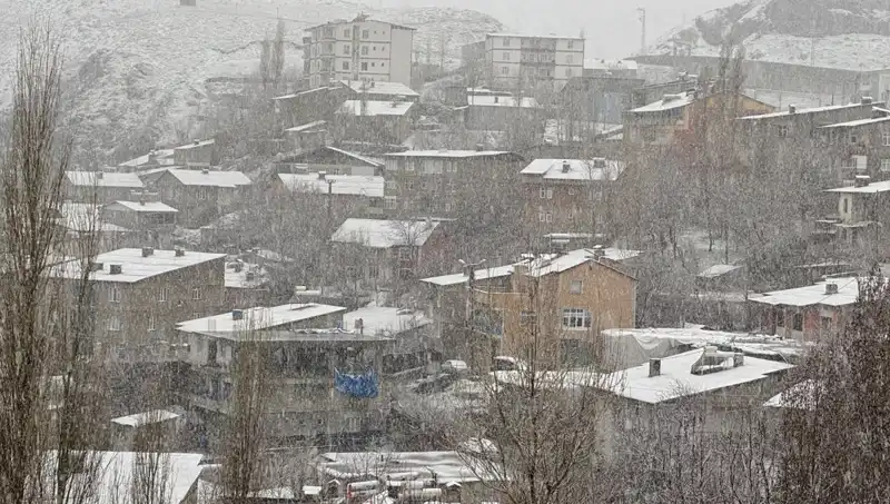 Hakkari'ye Nisan Ayında Yağan Kar Şaşkınlık Yarattı