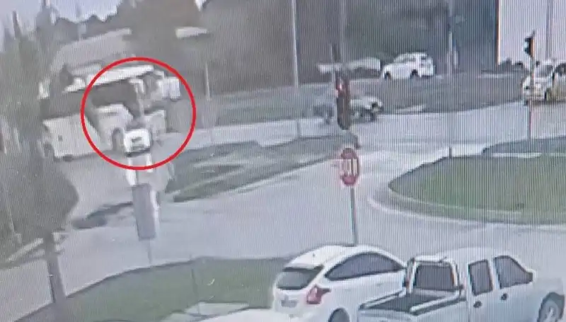 Kırmızı Işıkta Durdu, Yolcu Otobüsünün Kurbanı Oldu: Kaza Anı