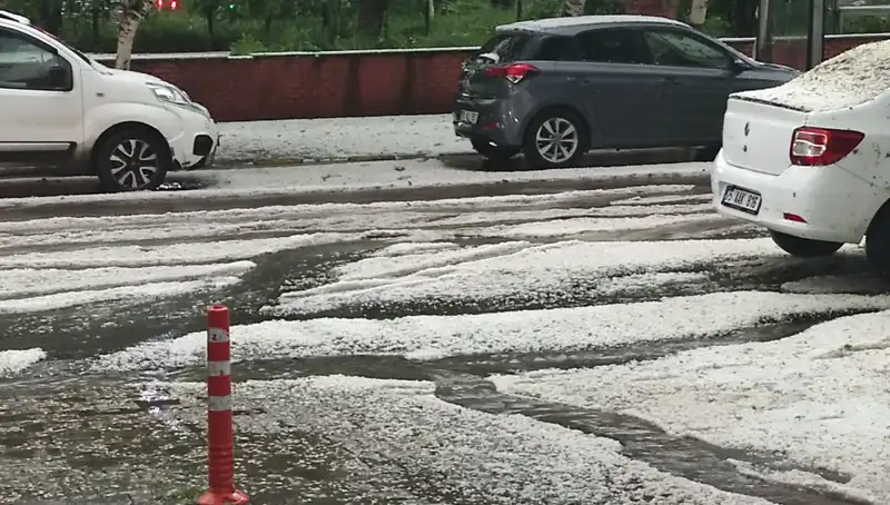 Ardahan'da Dolu Yağışı Şehri Beyaza Bürüdü, Tarım Ürünleri Tehdit Altında!