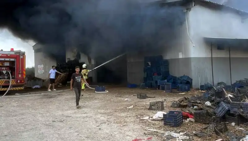 Plastik Kasa Deposunda Feci Yangın: Simsiyah Dumanlar Gökyüzünü Kapatıyor