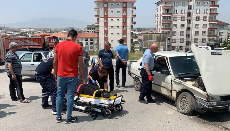 Kavşakta Feci Kaza! İki Kişi Yaralandı, Araçlar Kullanılamaz Hale Geldi