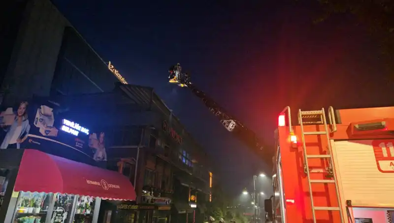 Beşiktaş'ta 3 Katlı Restoranda Gizemli Yangın: İtfaiye Olay Yerinde!