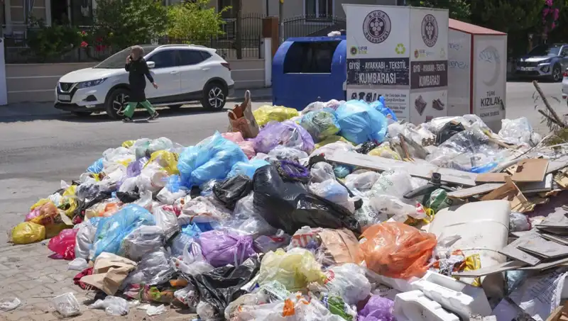 İzmir Sokaklarında Çöp Yığınları: Temizlik Sorunu Derinleşiyor