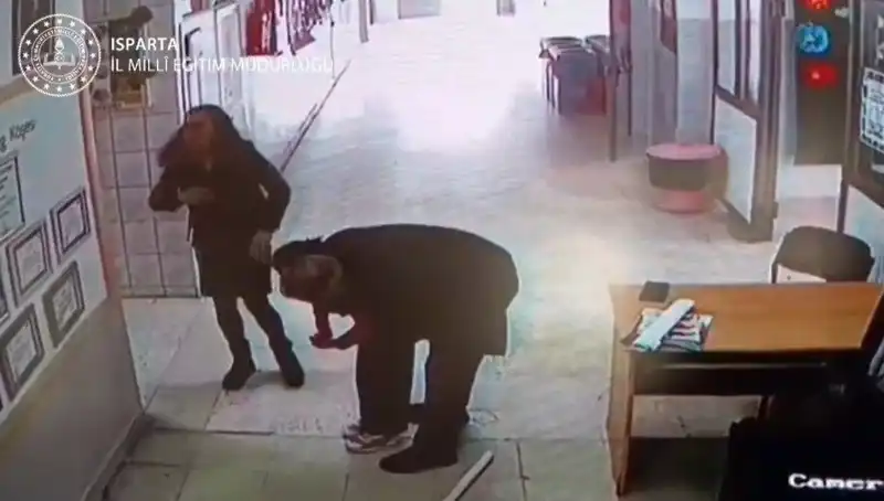İlkokuldaki Öğretmenin Kahramanlığı: Heimlich Manevrası ile Öğrencisini Kurtardı