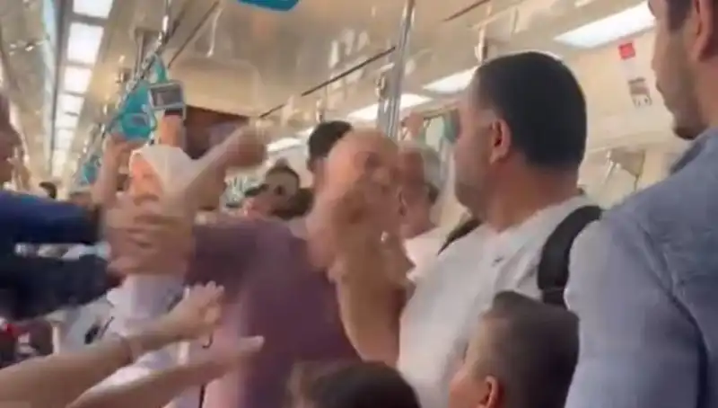 Marmaray'da Yüzlerce Yolcunun Gözleri Önünde Yumruklu Kavga Ortalığı Karıştırdı