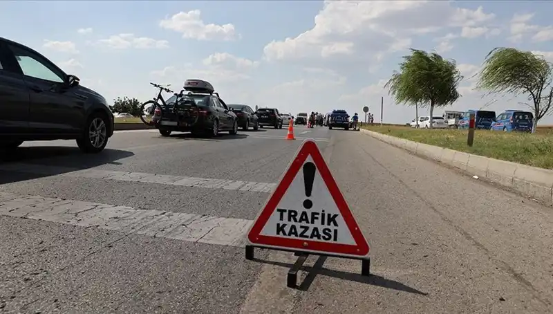 Adana'da Trafik Kazası: Kamyon Otomobile Çarptı, Can Kaybı ve Yaralı Var