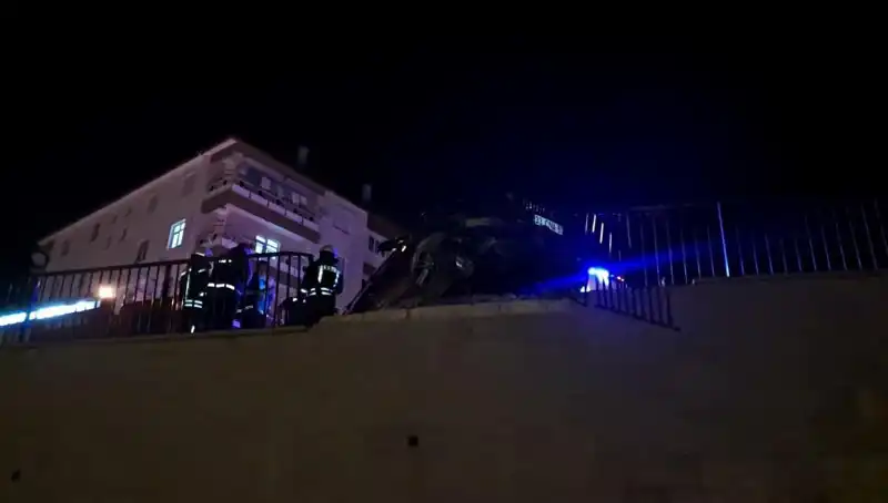 Kontrolden Çıkan Araç, Bariyere Çarpıp Asılı Kaldı: O Anlar Kamerada!