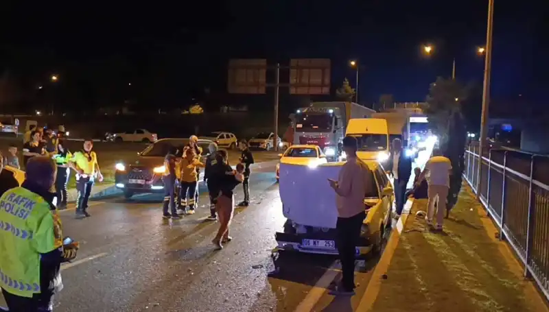 Otoyolda Kuralsız Geri Dönüş Kazası: 4 Yaralı, İkisi Çocuk
